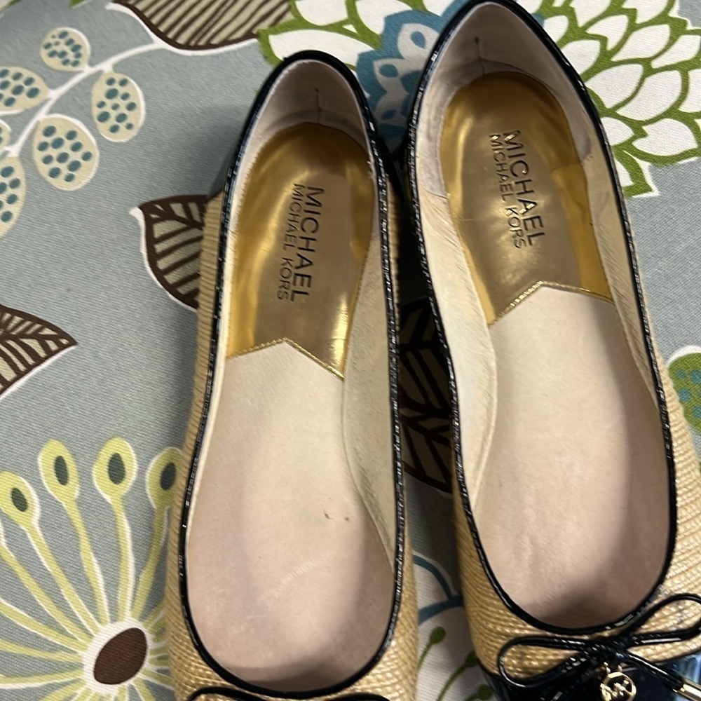 Michael Kors, women’s lover size 6 1/2 tan and black with gold accent - Picture 3 of 4